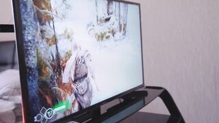 Gamer hölgyemény konzolozás helyett kárót kap