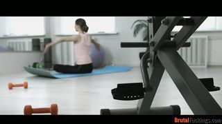 Jogázó tini puncit szexel hátsó bejáratba az edő