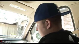 Vén nőci fiatal csávóval baszik