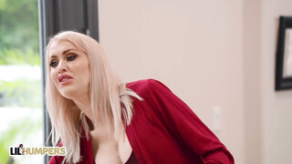 Katie Monroe közösül a nevelő fiával
