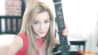 Sonya Sweet segge meghágva