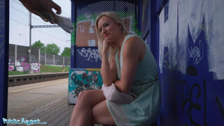 Public Agent - Lily Joy a vonatállomáson dug