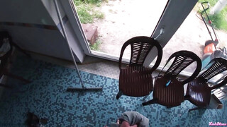 Tetovált orosz tini bige a medencénél kúrel