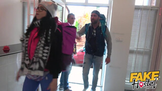 Fake Hostel - Latin Amerikai bige a pasija előtt dug
