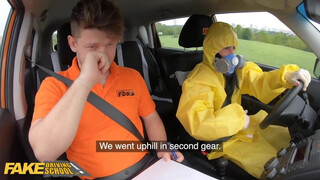 Fake Driving School - vegyvédelmi ruhában ül be a bige a kocsiba