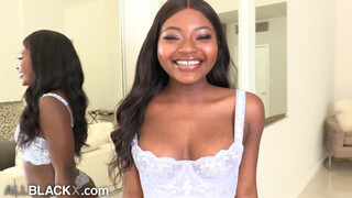 AllBlackX - Noemie Bilas a cuki barna hölgyemény