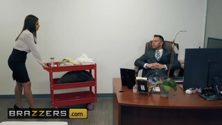 Brazzers - Ella Knox az óriás didkós latina csajszi