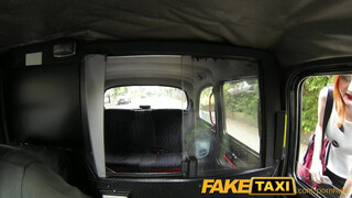 FakeTaxi fullos vörös bige extra kannákkal