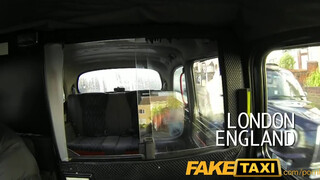 FakeTaxi világos szőke bulát nem nagyon zavarja az idősebb káró