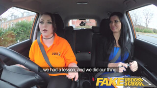 Fake Driving School dupla nagycsöcsű kiscsaj egymást nyalja a autóban