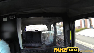 FakeTaxi szexy bige engedi popóba is