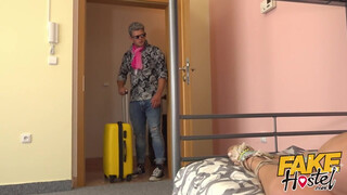 Fake Hostel szűk pinájú olasz nőci és dupla hímtag