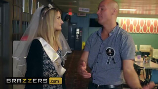 Brazzers - Valerie Kay a legénybúcsún kúrel