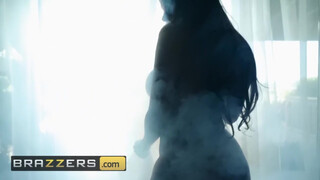 Brazzers - kerek formás seggű bige a fürdőkádban