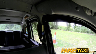 FakeTaxi még a sofőr seggét is kinyalja a csajszi