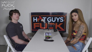 Kolumbiai tini csajszi és a sportos manus - Hot Guys Fuck