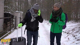 Méretes mellű tini kiscsaj és a turista srácok - Fake Hostel