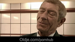 Magyar pornószínész csajszi szexel vén sráccal - Oldje