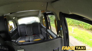 Fake Taxi - Méretes kannás milf megbaszva a hátsó ülésen