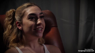 Orgia creampie - világos szőke kiscsaj alig kap levegőt a faszoktól
