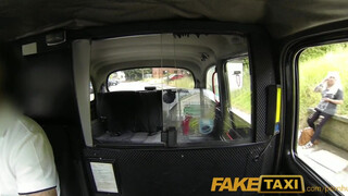 Faketaxi - szőrös pinájú milf hölgyemény kúrel egyet