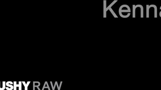 TUSHYRAW - Kenna James szűk feneke megdöngetve