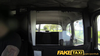 FakeTaxi - ártatlan kicsike tini nőci és a vastag bájdorong
