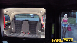 Fake Taxi - Lovita Fate benne van a dugásban