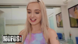 MOFOS - Lexi Lore keményen hátsó bejáratba dugva