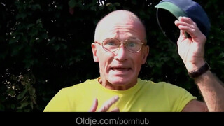 Öreg tata popóba döngeti a fullos tinit