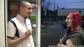 Casual Tini Porno - egy gyors menet a lila hajú csajjal