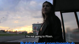PublicAgent - fullos ázsiai spiné felszedve a buszmegállóban