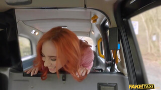 Fake Taxi - Porno fiatal vörös hajú kiscsaj