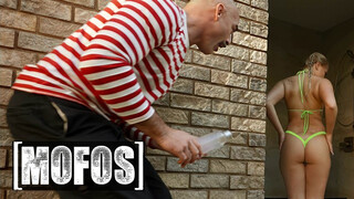 MOFOS - Harley King a bombázó világos szőke tini bige