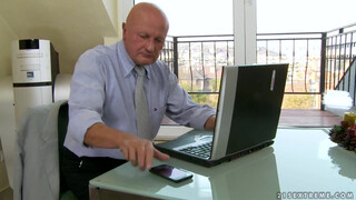 Gyuribácsi imádja a fiatal csajszit