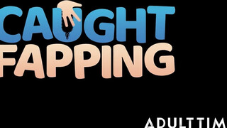 ADULT TIME - Bugyiszagoló tini rajtakapja, ahogy a MILF Rachael Cavalli peckezik – és megdugja a csaja ágyán