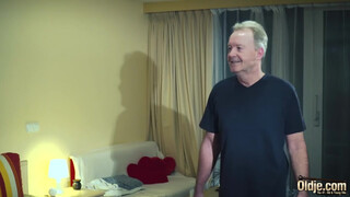 Vén csávót dominál a szexy forró lány öreg-fiatal femdom hardcore dugásban