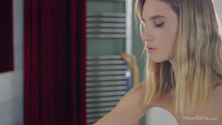 Szexi ukrán modell mia bloom szappanozza magát a fürdőkádban