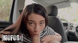 Szemtelen Uber-sofőr Gianna Ivy alig bír ellenállni jóképű utasának