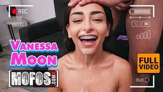 Karcsú csoki Vanessa Moon megküzd jmac méretes farkával minden pózban