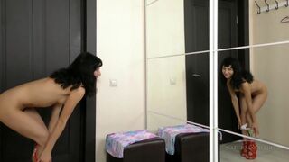 Tini nőci szőrös puncival masturbál a tükör előtt