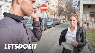 Lenyűgöző turista Silvia Dellai mélyen meghágva egy helyi pasi által