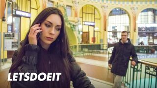 Arwen Gold szűk punciba vágyik egy külföldi lőcse kalandra