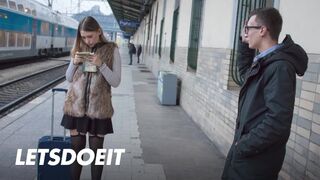 Selvaggia tini csajszi felfogta Charlie Dean méretes faszát egy gyors pov dugásra