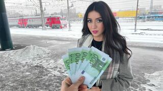 Vonatbéli csábítás: hölgyeményt szólítunk meg castingra közvetlenül a szekrényben