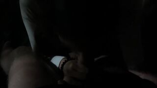 Gyönyörű miniszoknya villantja a sunát és a bugyit, mielőtt kockázatos szopásba kezd