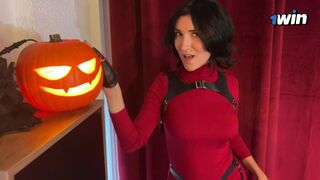 Halloween éjszakáján ada wong elfelejtett bugyit húzni és durván megbasszák