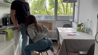 Szobatársam rendesen megdugja a konyhában!
