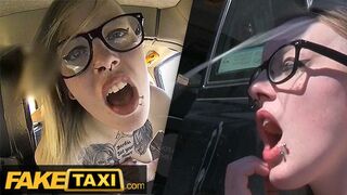 Tetovált Brit Alt-Modell Szemüvegben Alaposan Megdöngetve a Fake Taxi Autójában