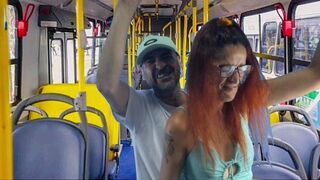 Idegen egyetemista kis csajt dugnak meg a buszon!